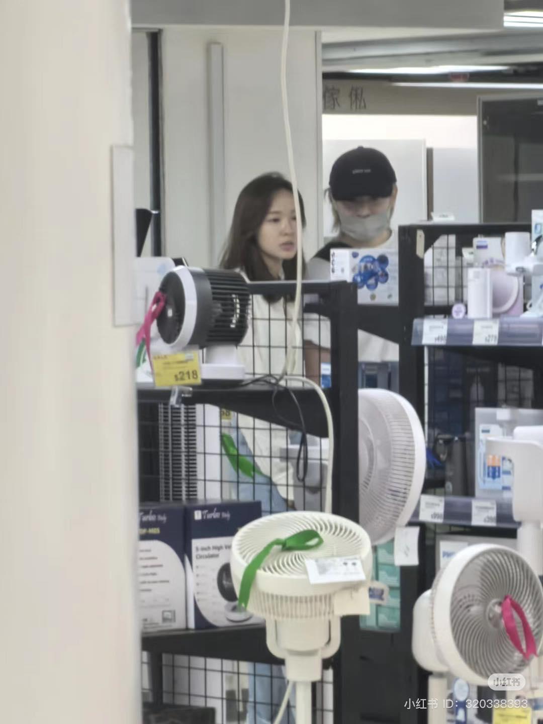 有網民見到Jer與Coey一齊睇家電。