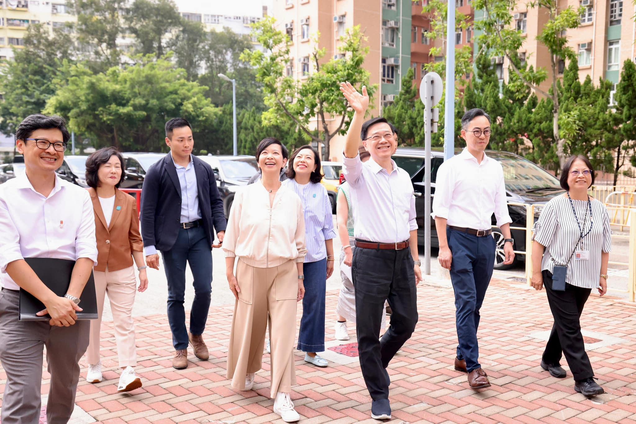 李家超上月底視察沙田沙角邨時提到,在2022/23至2023/24年度約有5,000個單位因濫用而被收回,幫助了約1萬至1.5萬名輪候公屋的市民。(李家超fb圖)