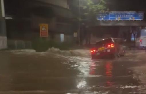 過去周日,長沙灣有地下水管爆裂,造成路面下陷。(資料圖片)