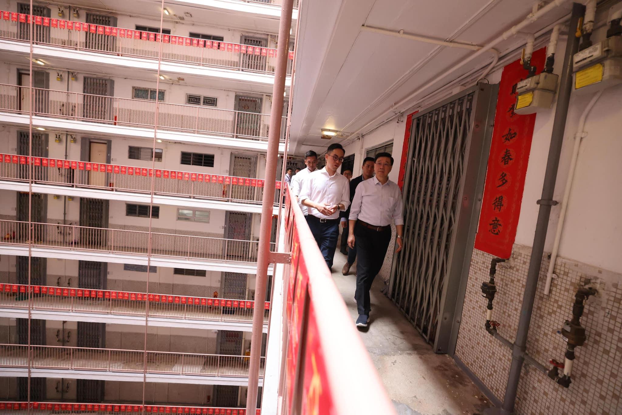 李家超上月底視察沙田沙角邨時提到,在2022/23至2023/24年度約有5,000個單位因濫用而被收回,幫助了約1萬至1.5萬名輪候公屋的市民。(李家超fb圖)