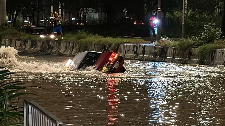 過去周日,長沙灣有地下水管爆裂,造成路面下陷。(資料圖片)