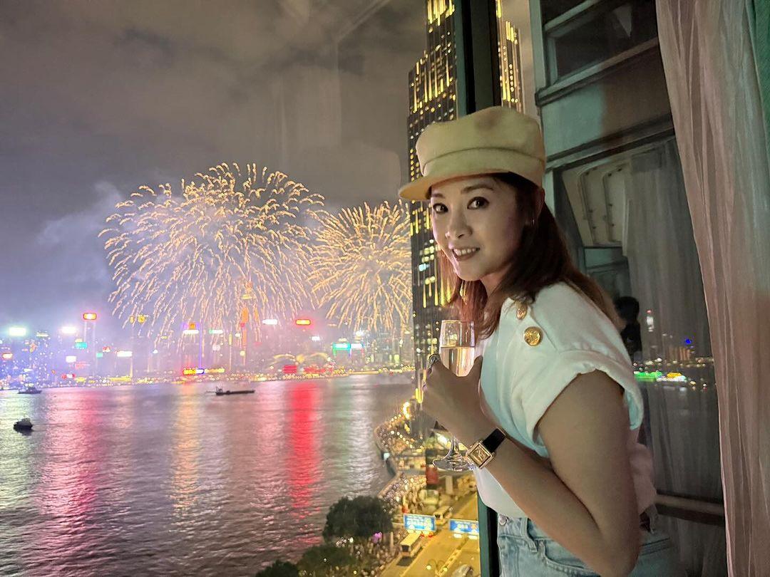 翁嘉穗與鄔友與李丞責夫婦等一齊睇國慶煙花。