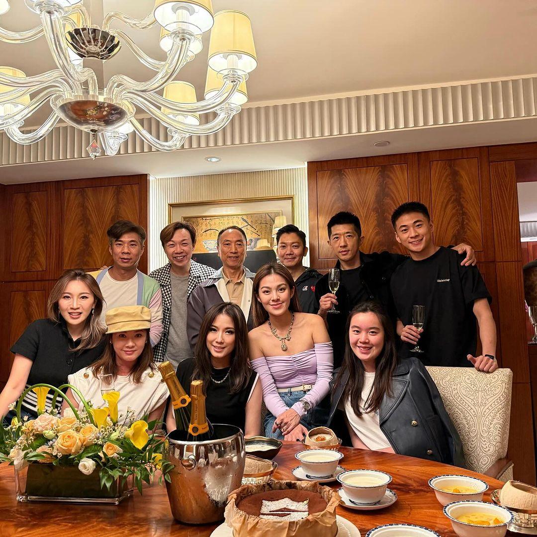 翁嘉穗與鄔友與李丞責夫婦等一齊睇國慶煙花。