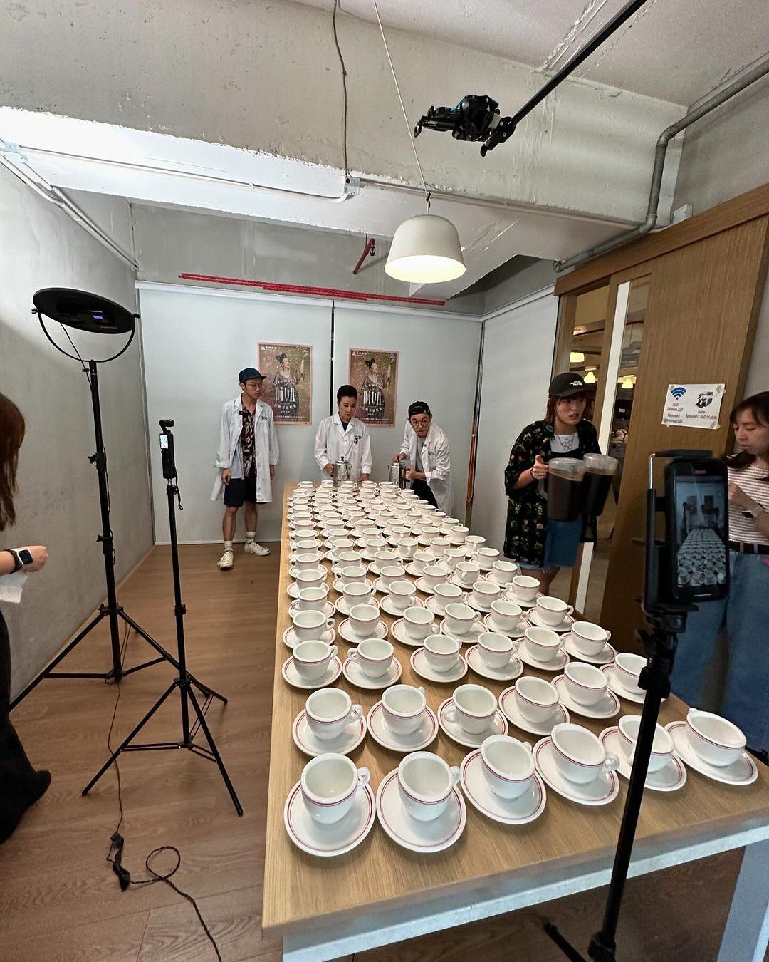 汪明荃亮相《世界認真組織》挑戰斟咖啡。