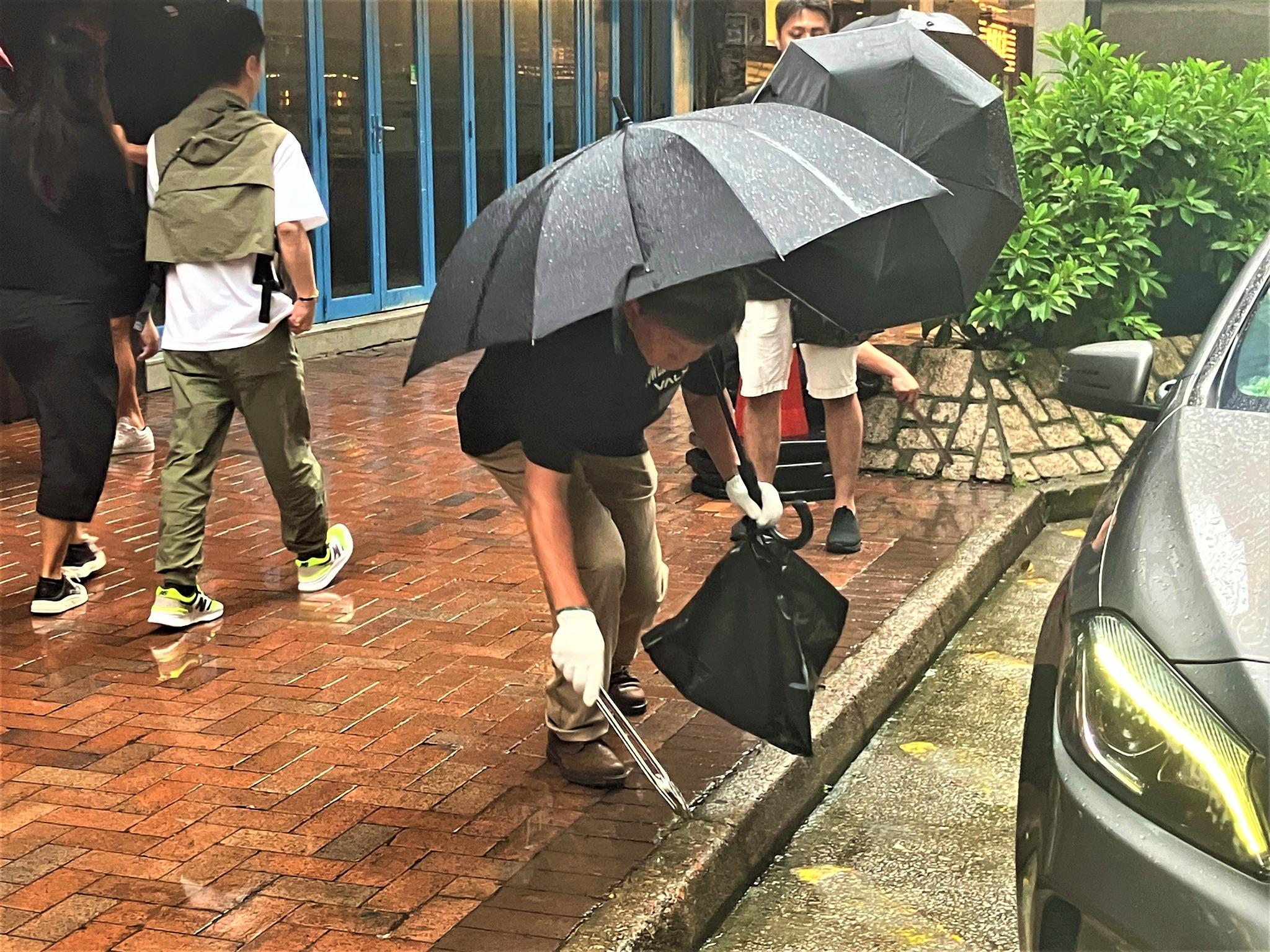 岡田健一9月22日在尖沙咀參加「ゴミ拾いマッチョ(猛男清潔)」活動。(日本駐香港總領事館Facebook)