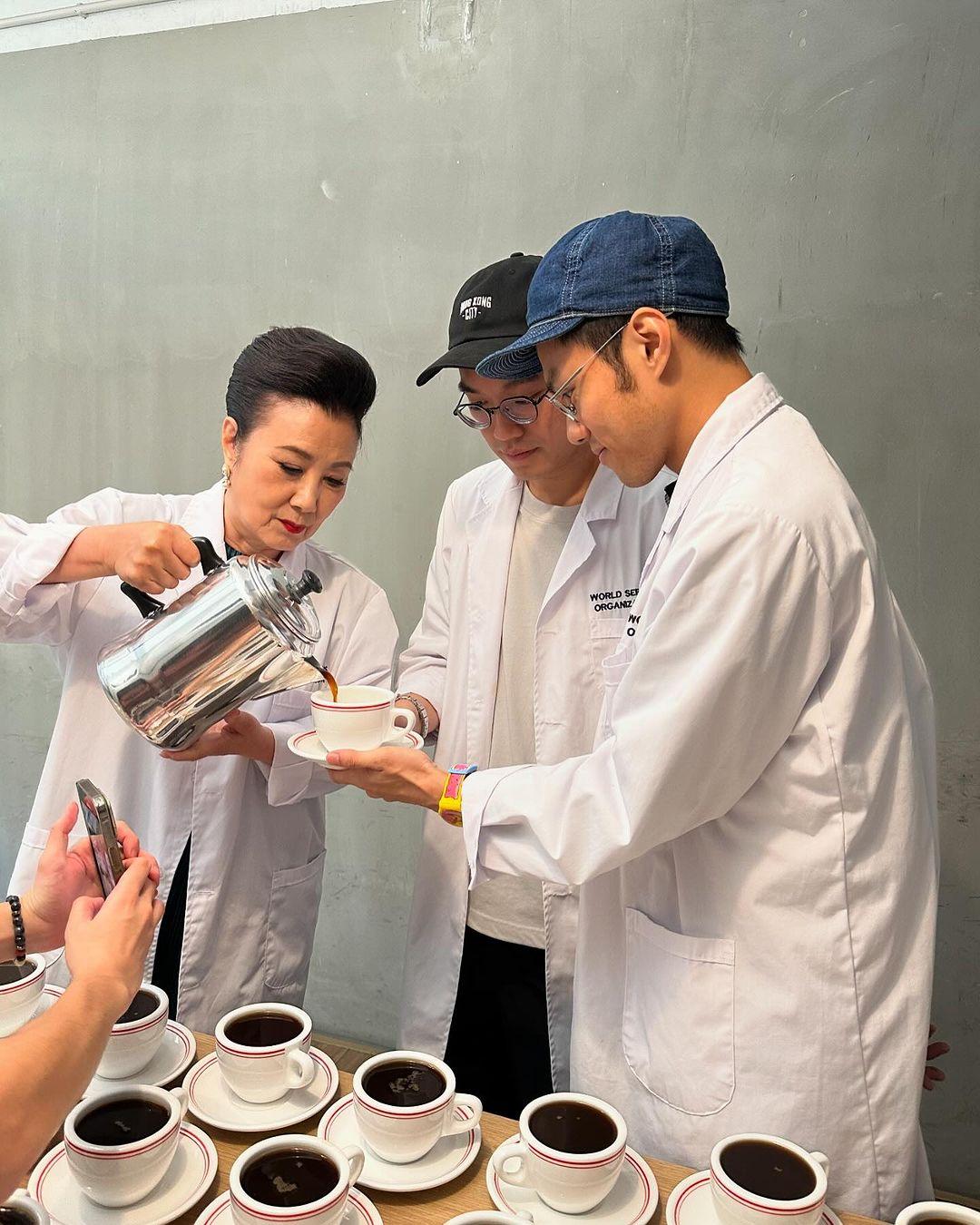 汪明荃亮相《世界認真組織》挑戰斟咖啡。