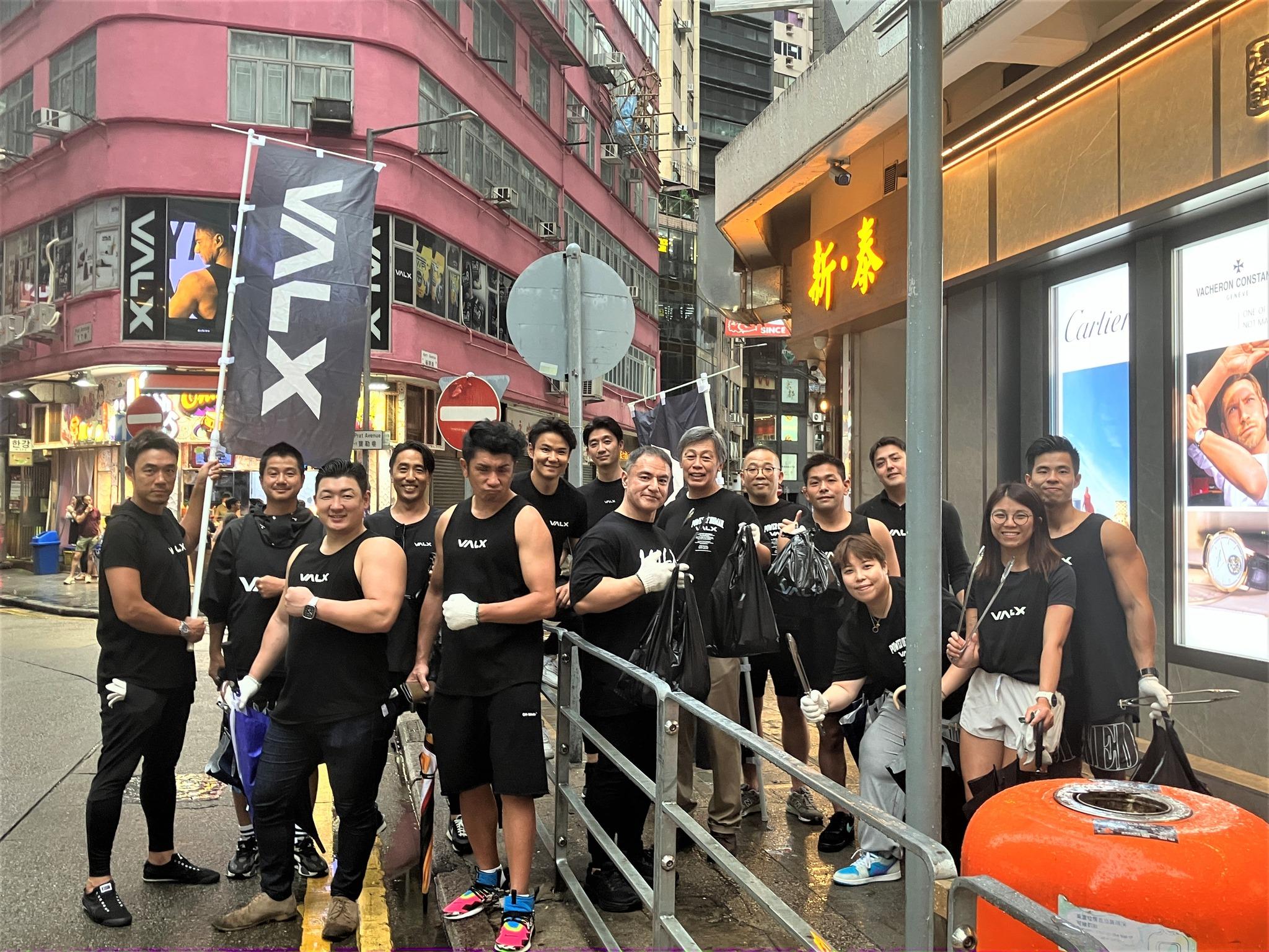 岡田健一9月22日在尖沙咀參加「ゴミ拾いマッチョ(猛男清潔)」活動。(日本駐香港總領事館Facebook)