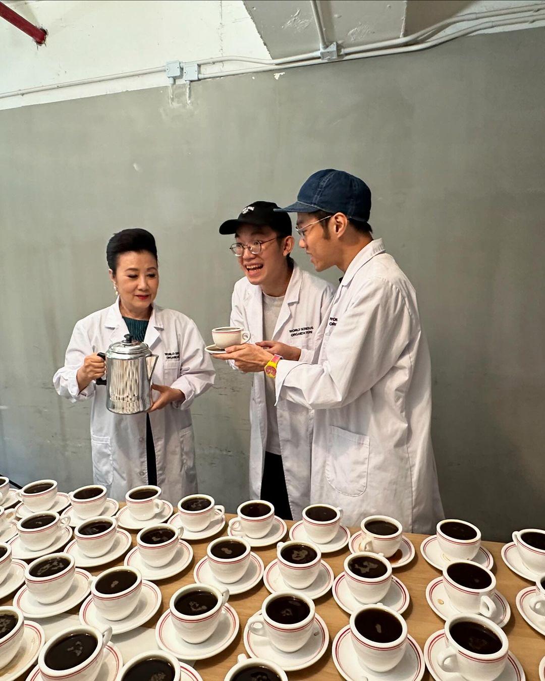 汪明荃亮相《世界認真組織》挑戰斟咖啡。