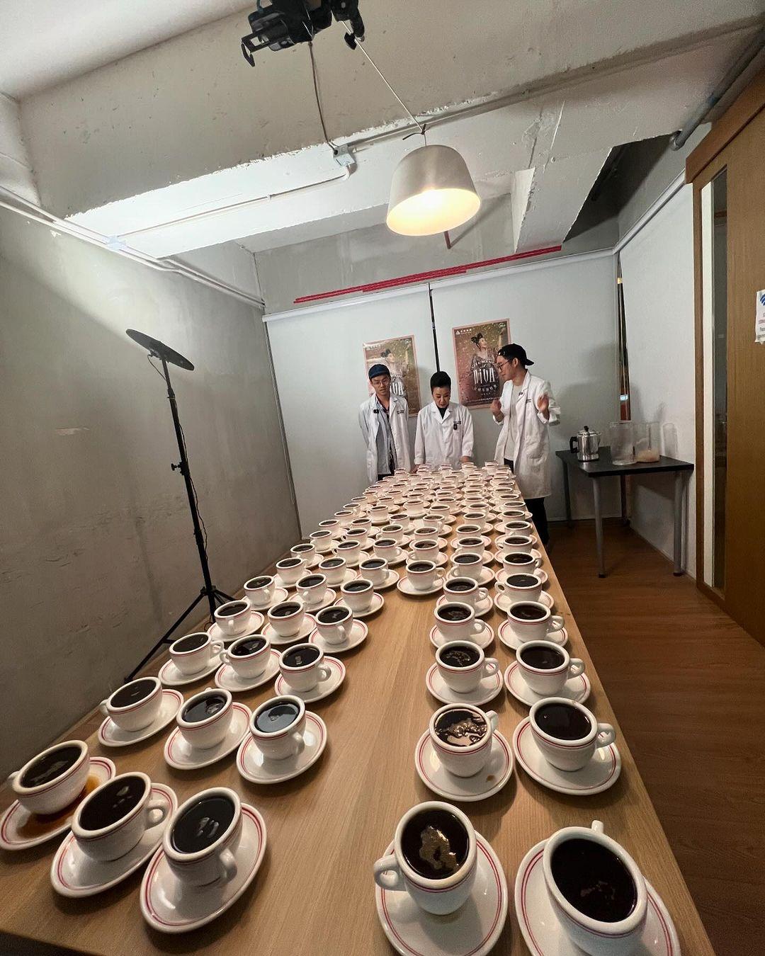 汪明荃亮相《世界認真組織》挑戰斟咖啡。