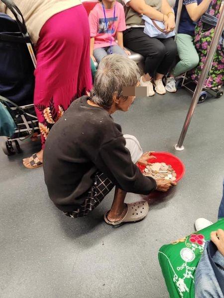 網上熱話|老伯在港鐵車廂以「鴨仔步」方式半蹲前行,疑似行乞。(網片截圖)