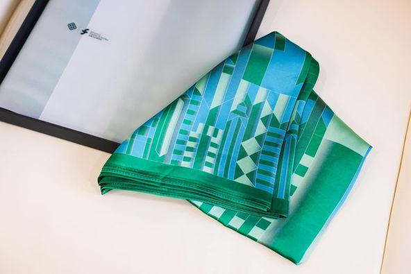 李家超指,領呔和領巾由理大師生設計製作,將本地標誌性的摩天大廈融入設計,呈現香港的繁榮昌盛。(李家超fb圖)