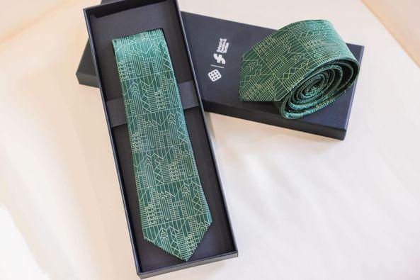 李家超指,領呔和領巾由理大師生設計製作,將本地標誌性的摩天大廈融入設計,呈現香港的繁榮昌盛。(李家超fb圖)