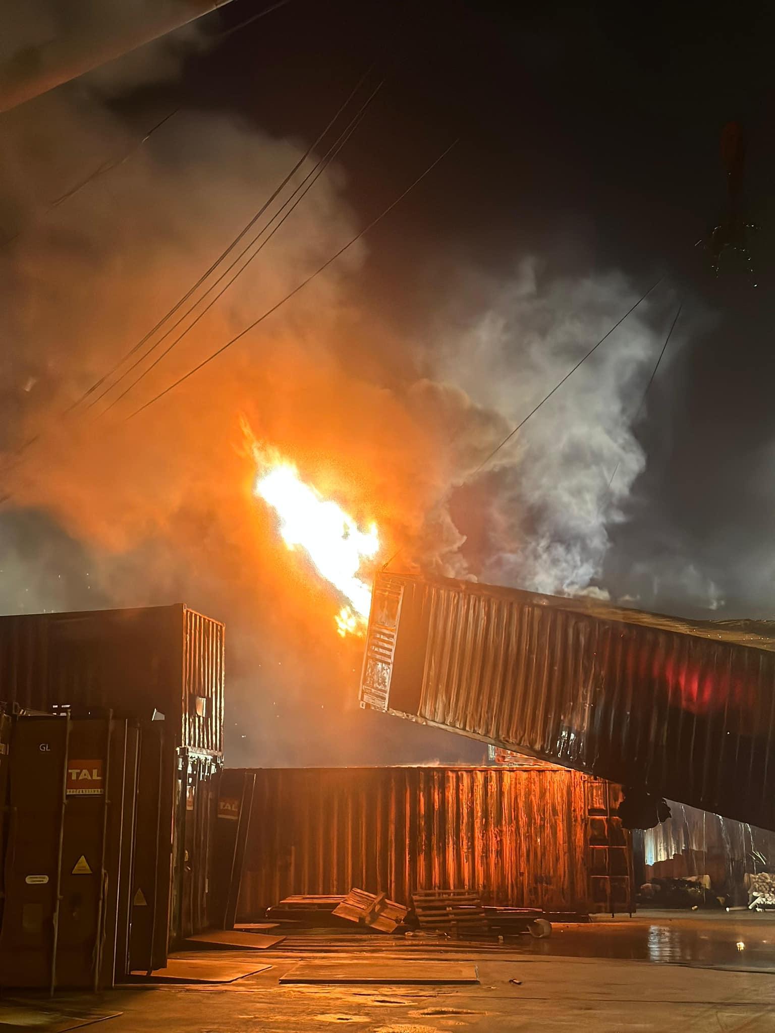 新油麻地貨物裝卸區三級火 焚燒逾14小時後大致救熄(更新)