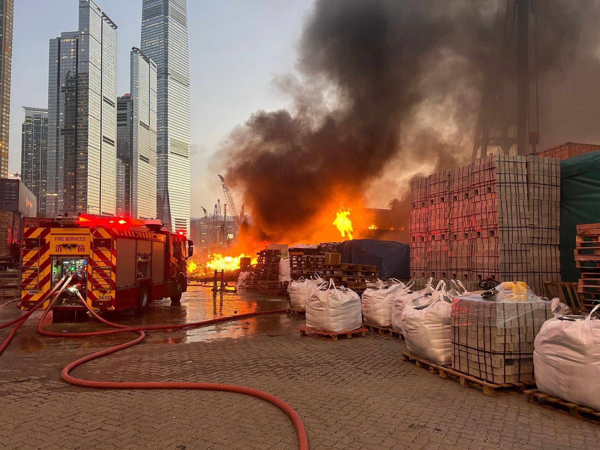 油麻地海輝道一個公眾貨物裝卸區今日(10月14日)下午5時06分發生火警,並於下午6時升為3級,消防處正進行滅火行動