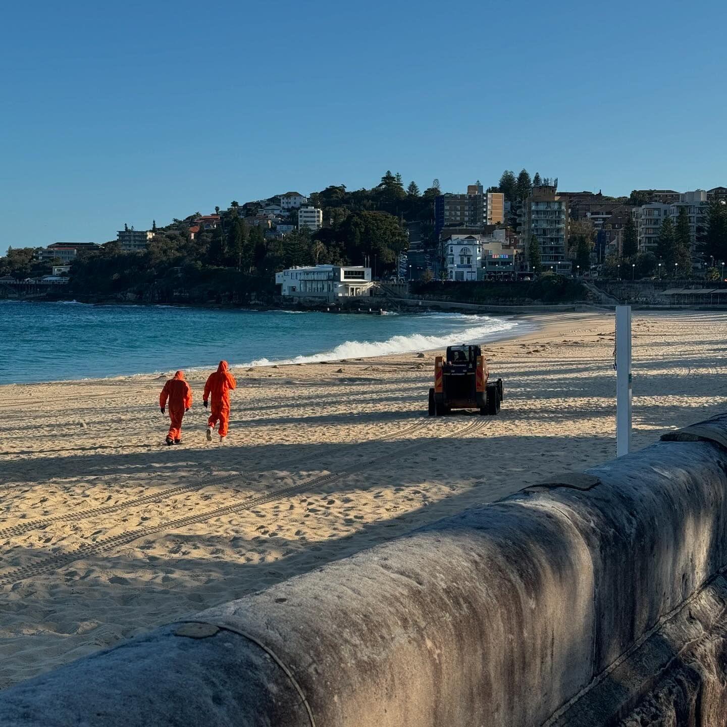 澳洲當局仍正在清理庫吉海灘(Coogee)的焦油球。(Randwick City Council FB)