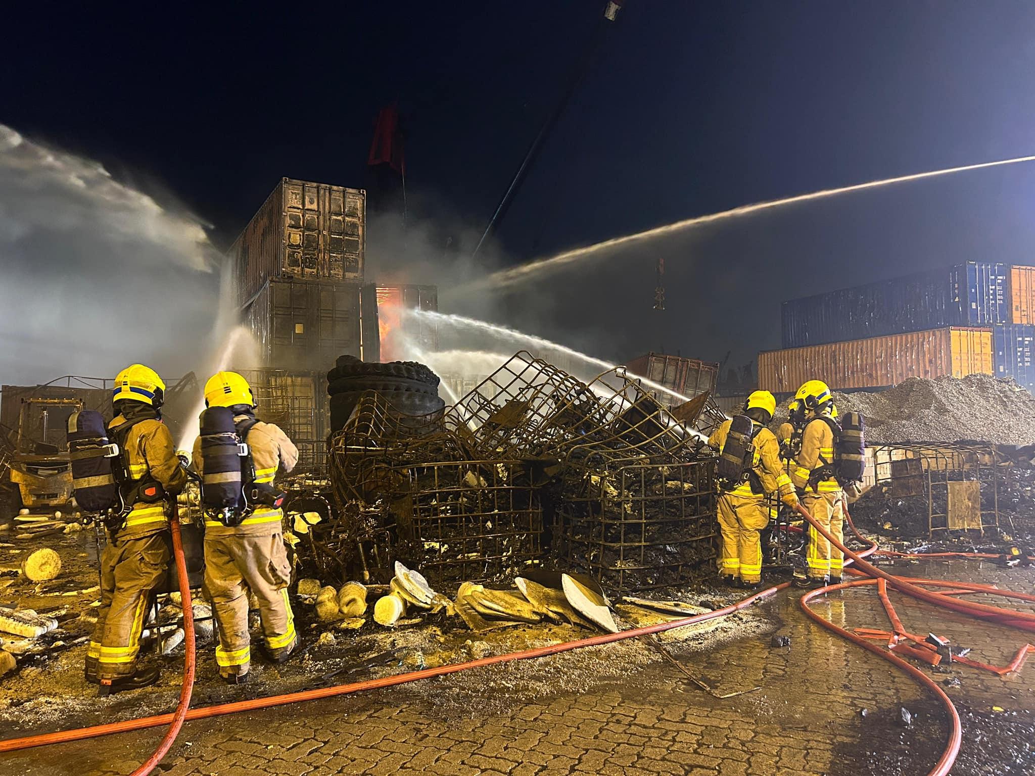 新油麻地貨物裝卸區三級火 焚燒逾14小時後大致救熄(更新)