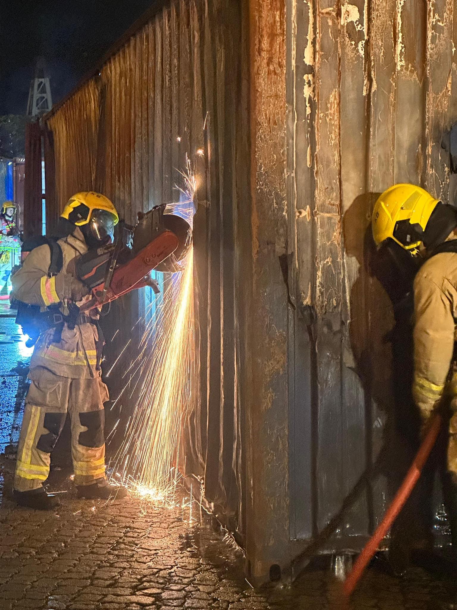 新油麻地貨物裝卸區三級火 焚燒逾14小時後大致救熄(更新)