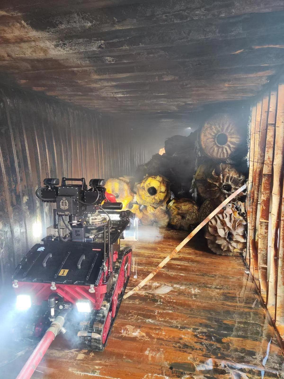 新油麻地貨物裝卸區三級火 焚燒逾14小時後大致救熄(更新)