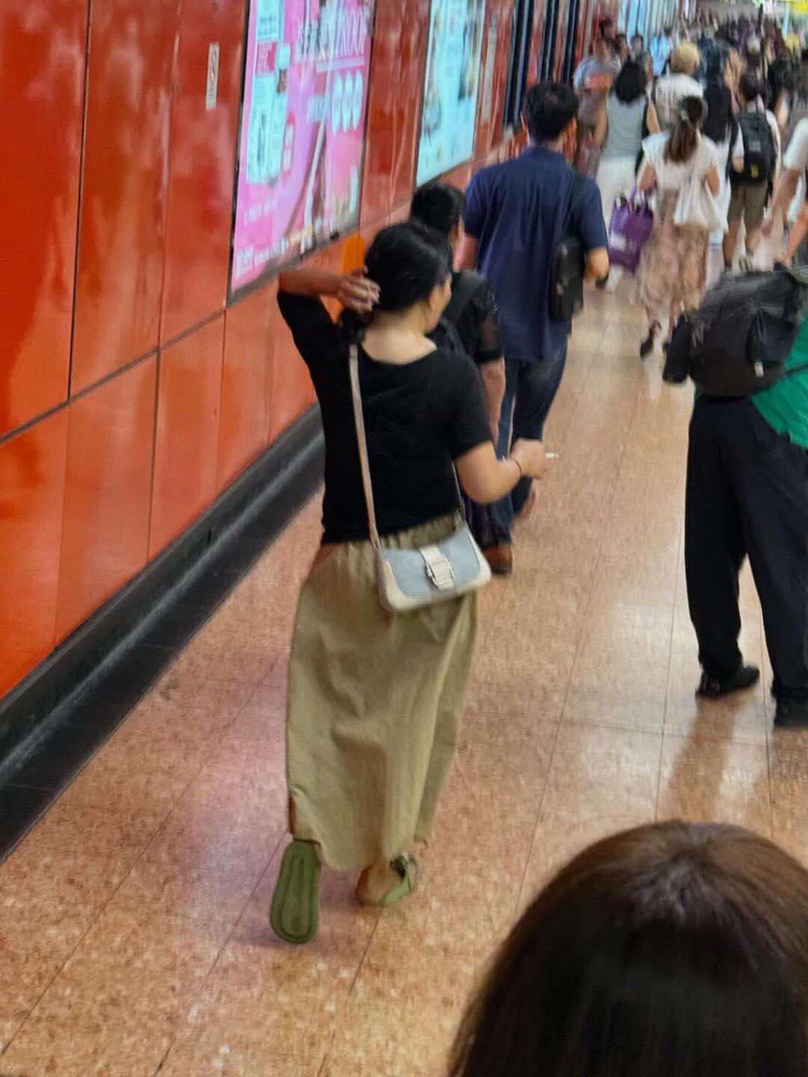 一名長裙女大搖大擺手持香煙,步入港鐵旺角站大堂「買飛」,雖未有吸食,但疑已燃點。(網上圖片)