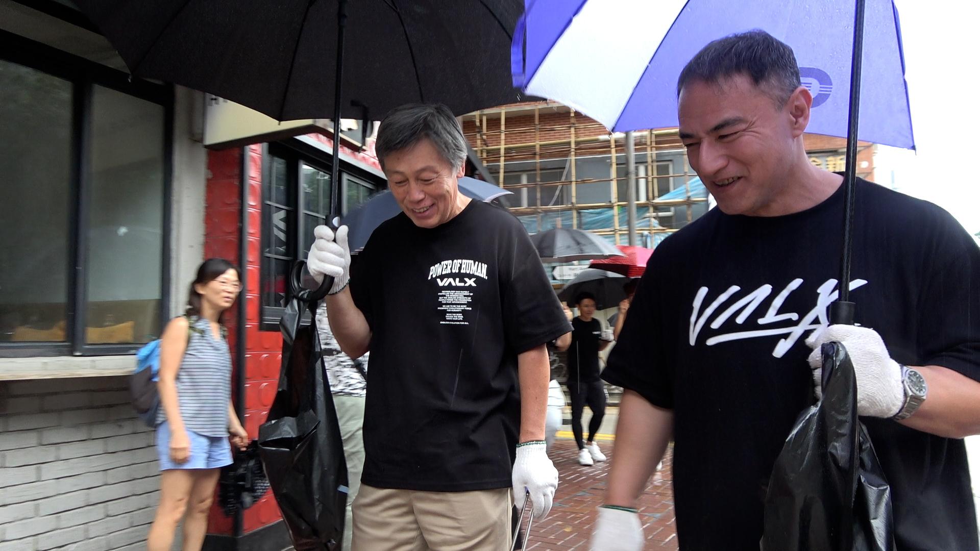 岡田健一9月22日在尖沙咀參加「ゴミ拾いマッチョ(猛男清潔)」活動。(日本駐香港總領事館Facebook)