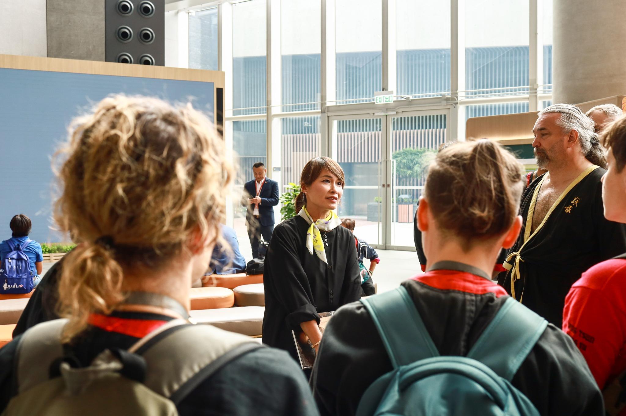 Ray Online|傳舉報江玉歡帶無穿商務衣飾訪客遊立會 吳秋北反駁:公開照片何需舉報?