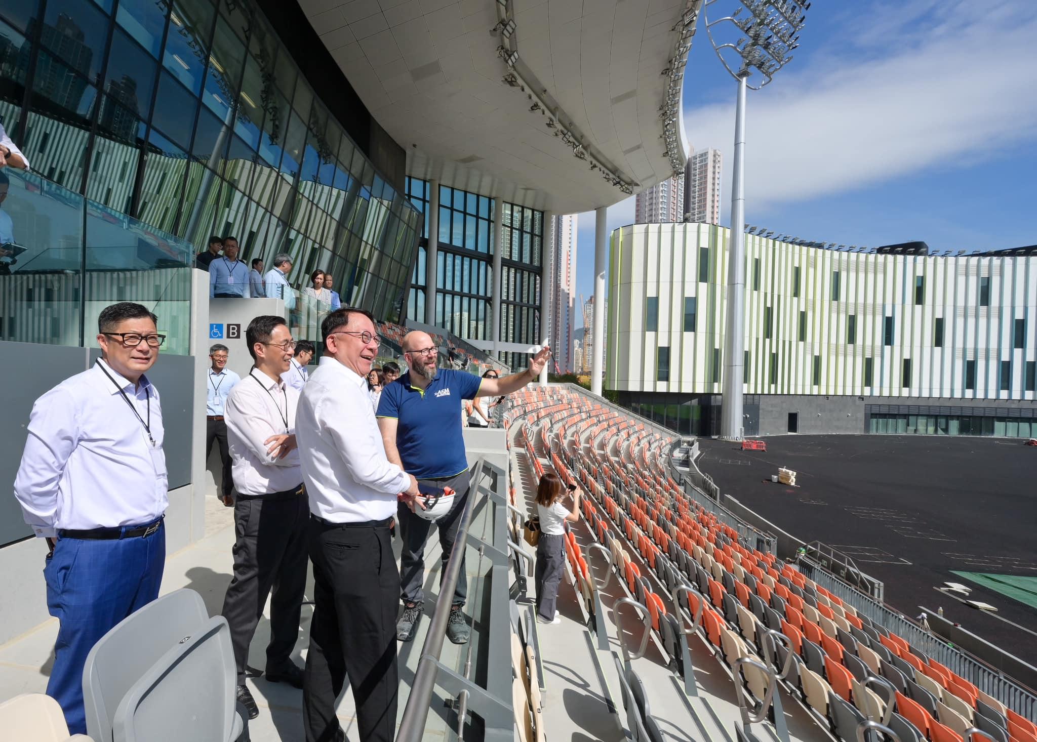 陳國基聯同楊潤雄,以及鄧炳強,到啟德體育園視察園方的各項準備工作。(陳國基社交網站)·