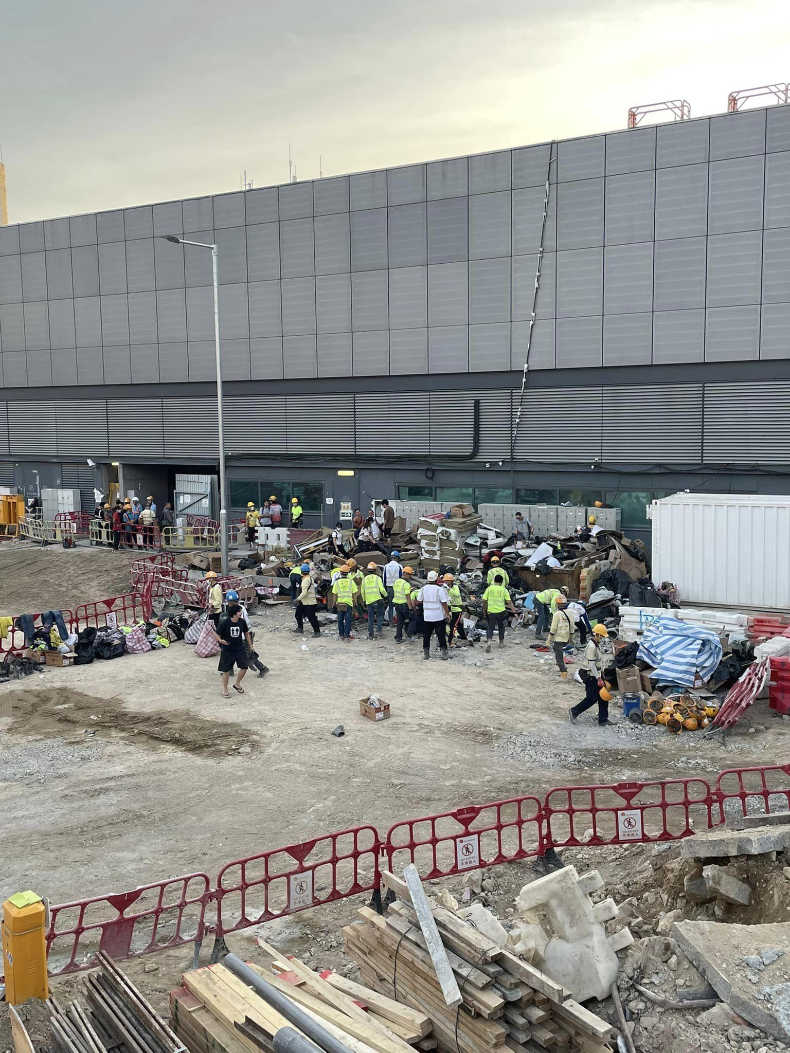 工人在垃圾堆中尋覓個人物品 (電燈佬 技術 吹水 工作 電器工會交流群組FB)