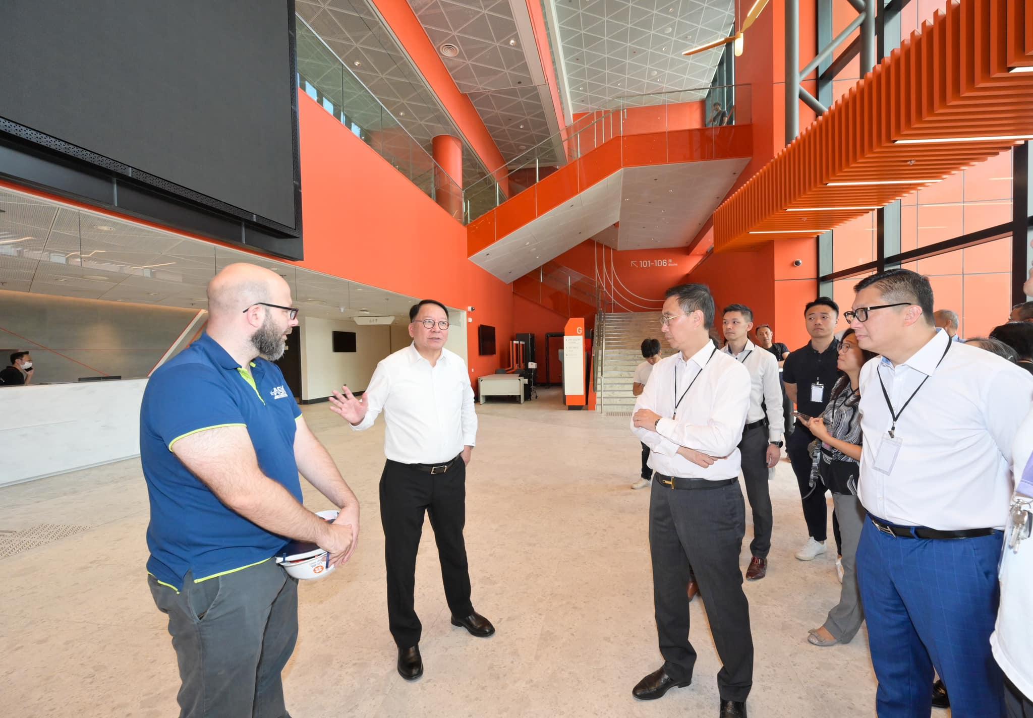 陳國基聯同楊潤雄,以及鄧炳強,到啟德體育園視察園方的各項準備工作。(陳國基社交網站)·