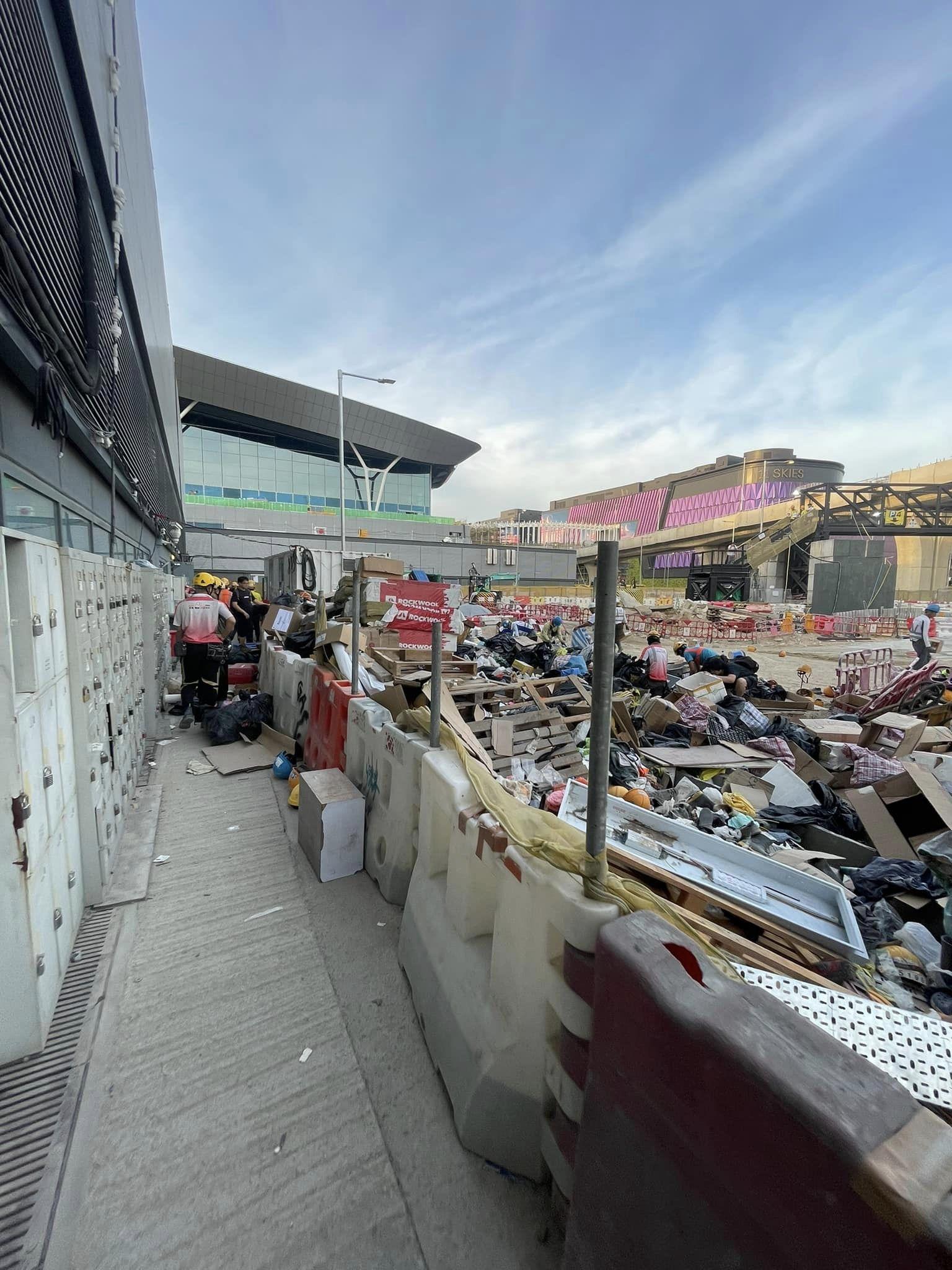 工人在垃圾堆中尋覓個人物品 (電燈佬 技術 吹水 工作 電器工會交流群組FB)