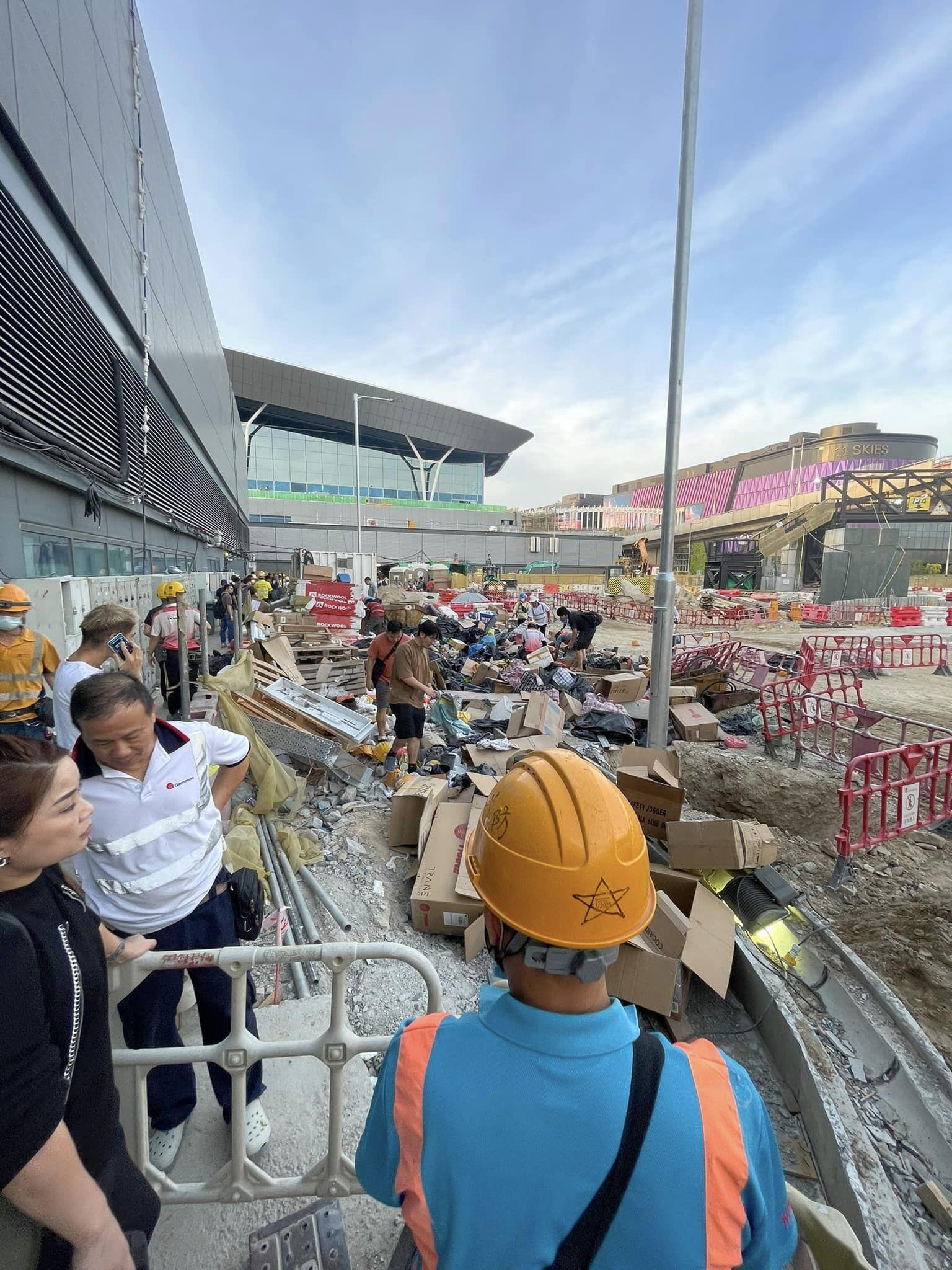 工人在垃圾堆中尋覓個人物品 (電燈佬 技術 吹水 工作 電器工會交流群組FB)