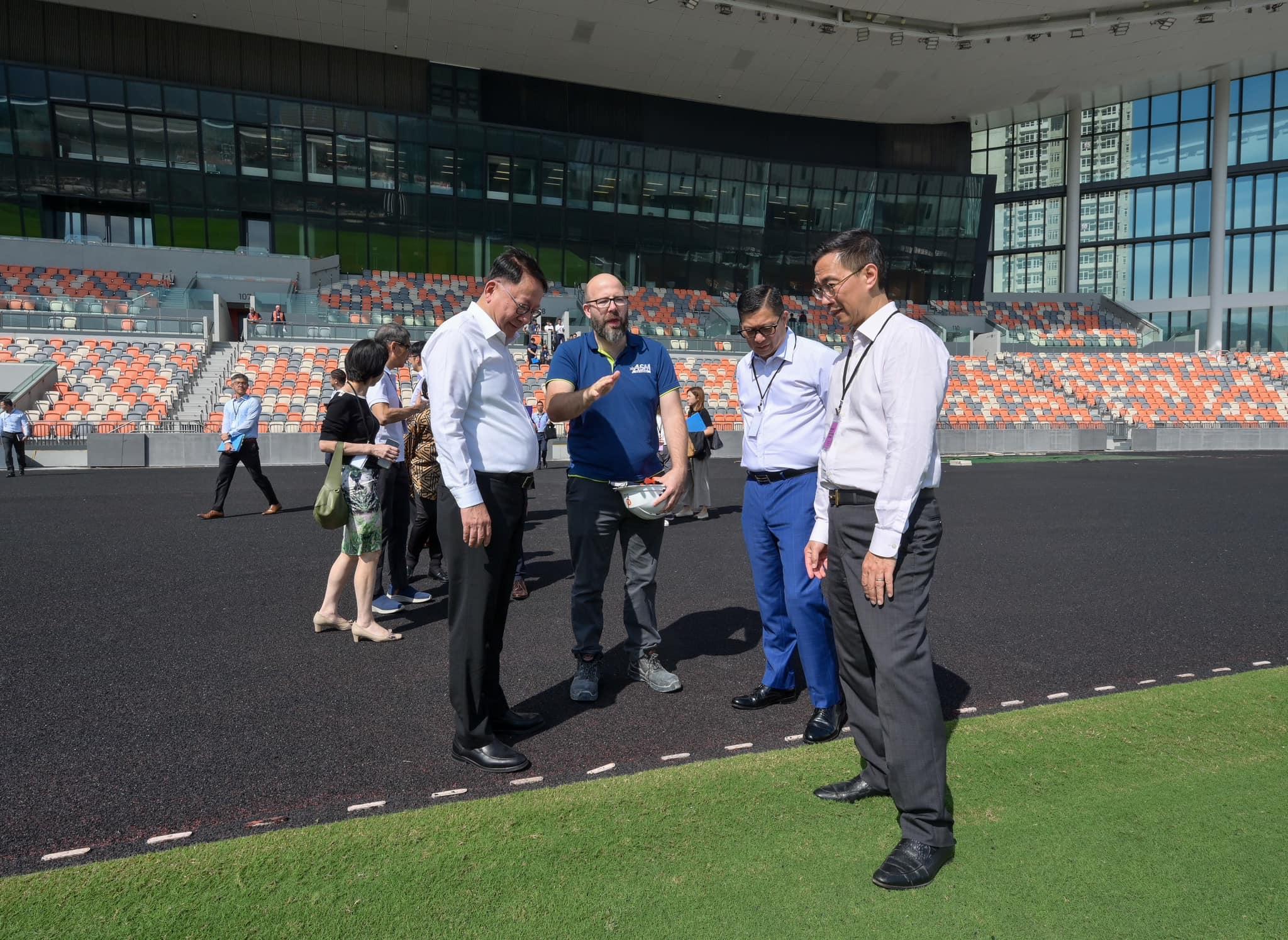 陳國基聯同楊潤雄,以及鄧炳強,到啟德體育園視察園方的各項準備工作。(陳國基社交網站)·