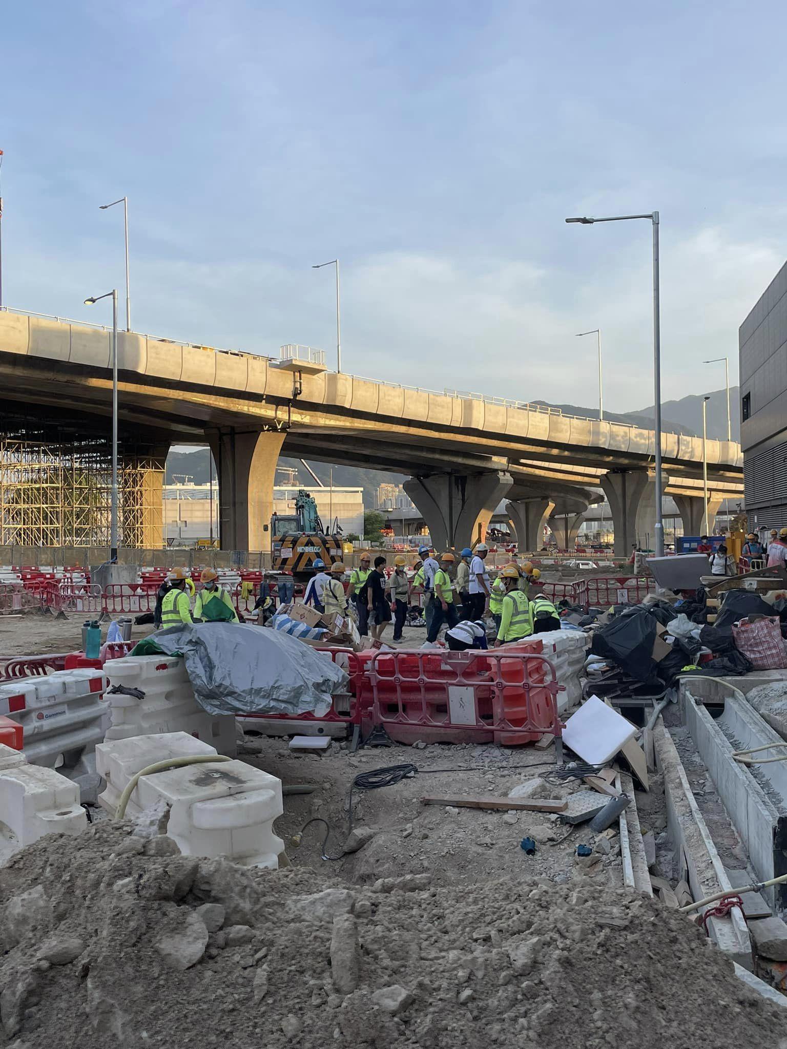 工人在垃圾堆中尋覓個人物品 (電燈佬 技術 吹水 工作 電器工會交流群組FB)