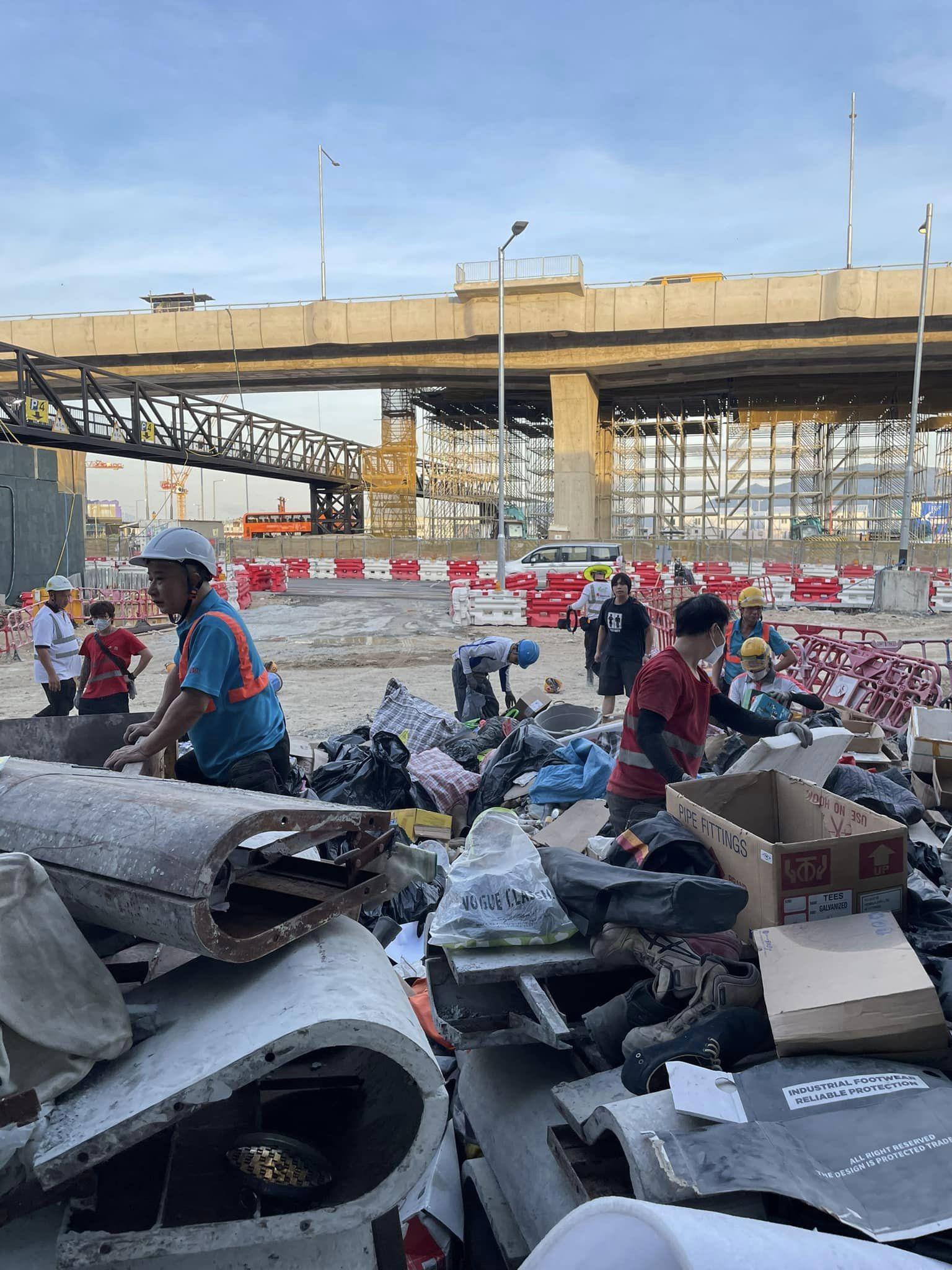 工人在垃圾堆中尋覓個人物品 (電燈佬 技術 吹水 工作 電器工會交流群組FB)