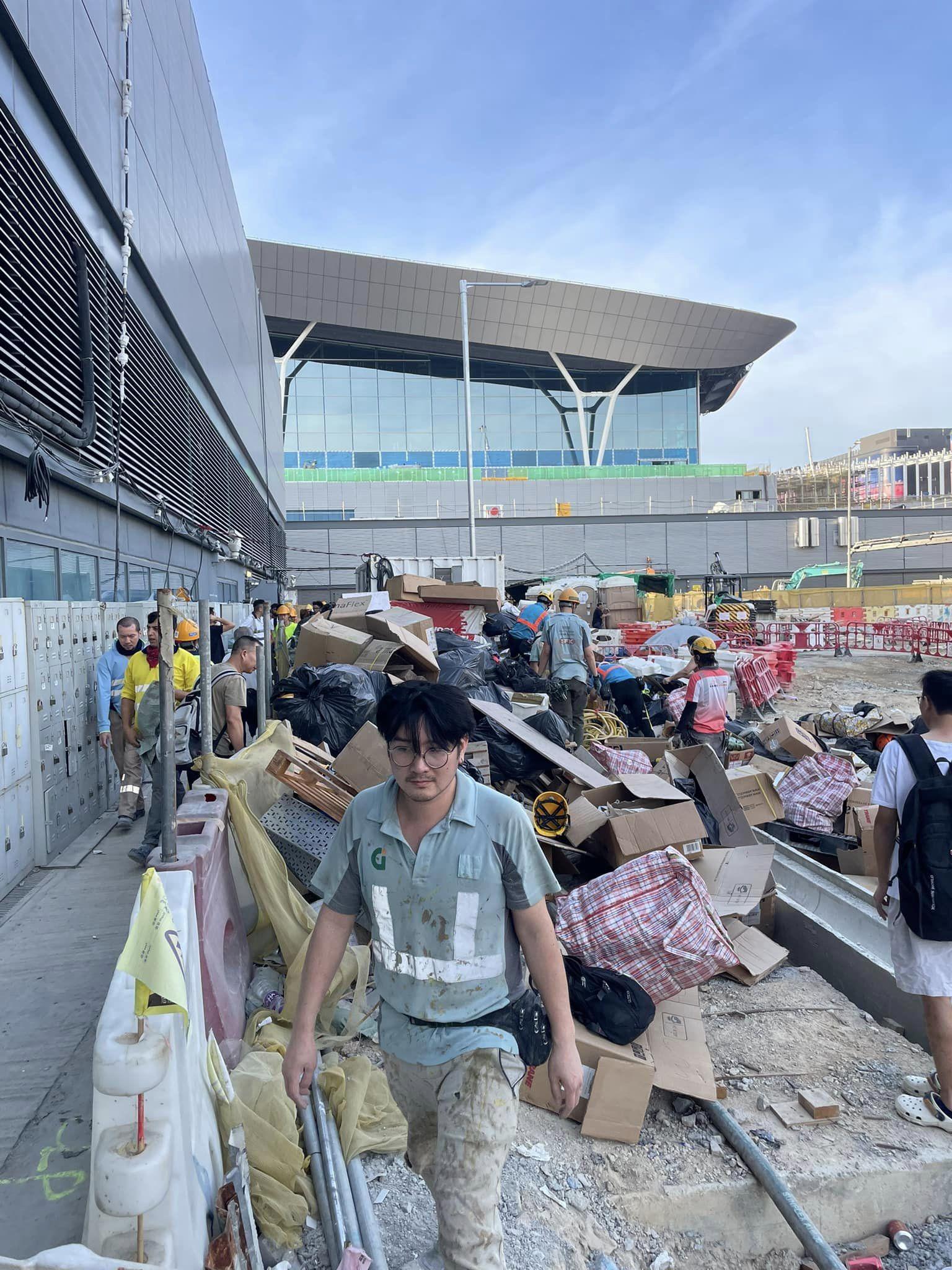 工人在垃圾堆中尋覓個人物品 (電燈佬 技術 吹水 工作 電器工會交流群組FB)