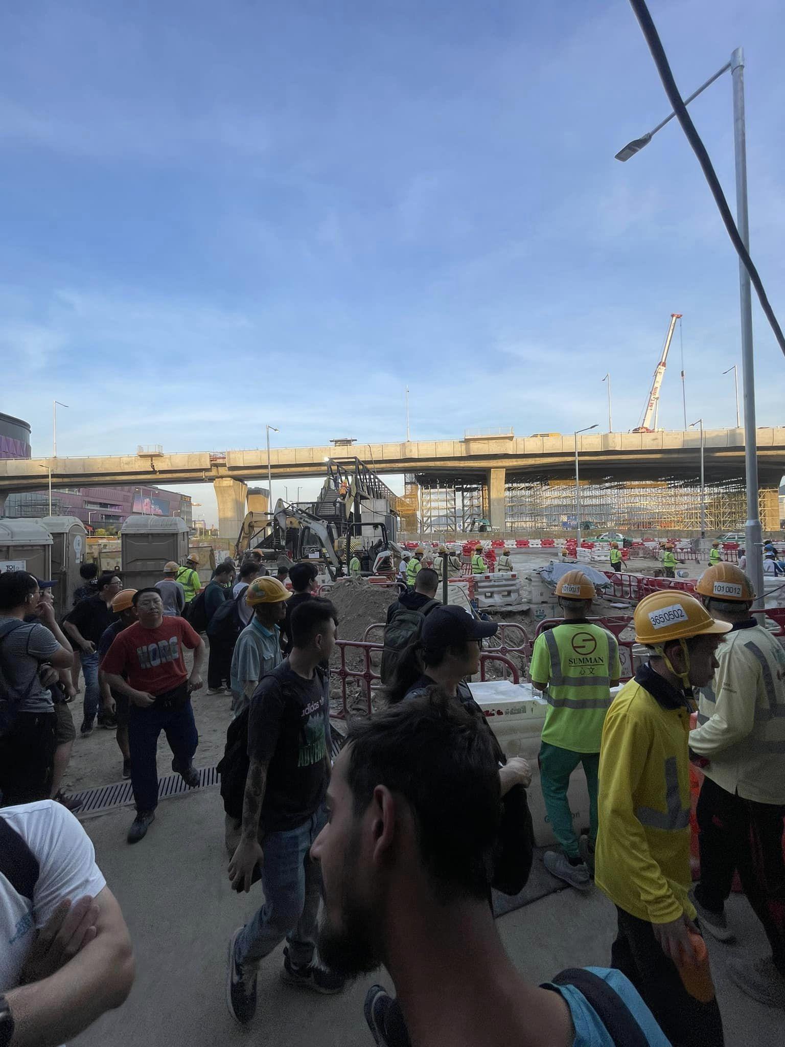 工人在垃圾堆中尋覓個人物品 (電燈佬 技術 吹水 工作 電器工會交流群組FB)