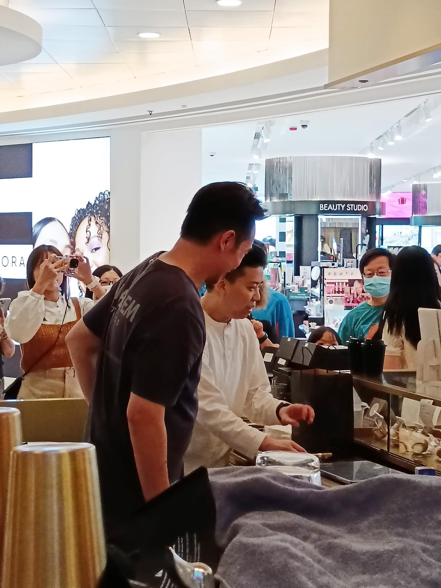 有網民捕獲陳豪在觀塘的咖啡店出現。