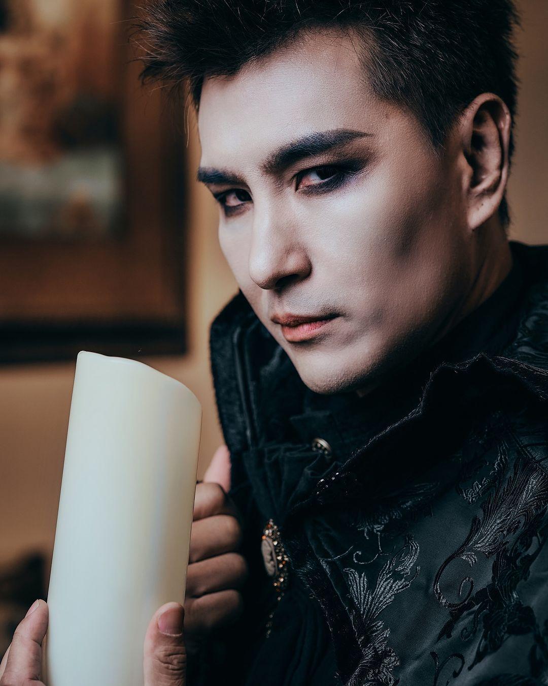 陳展鵬、單文柔及囡囡小豬比一齊化身吸血鬼。