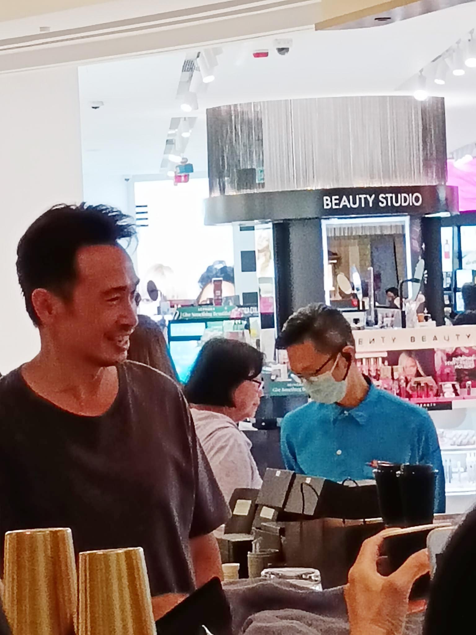 有網民捕獲陳豪在觀塘的咖啡店出現。