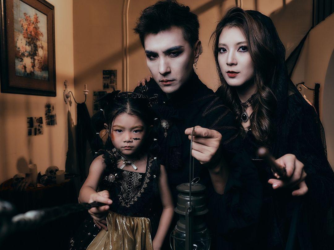 陳展鵬、單文柔及囡囡小豬比一齊化身吸血鬼。
