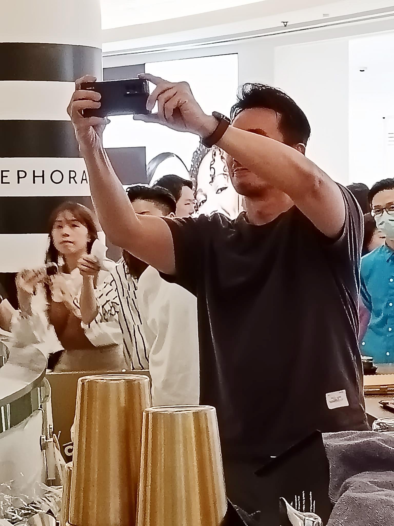 有網民捕獲陳豪在觀塘的咖啡店出現。