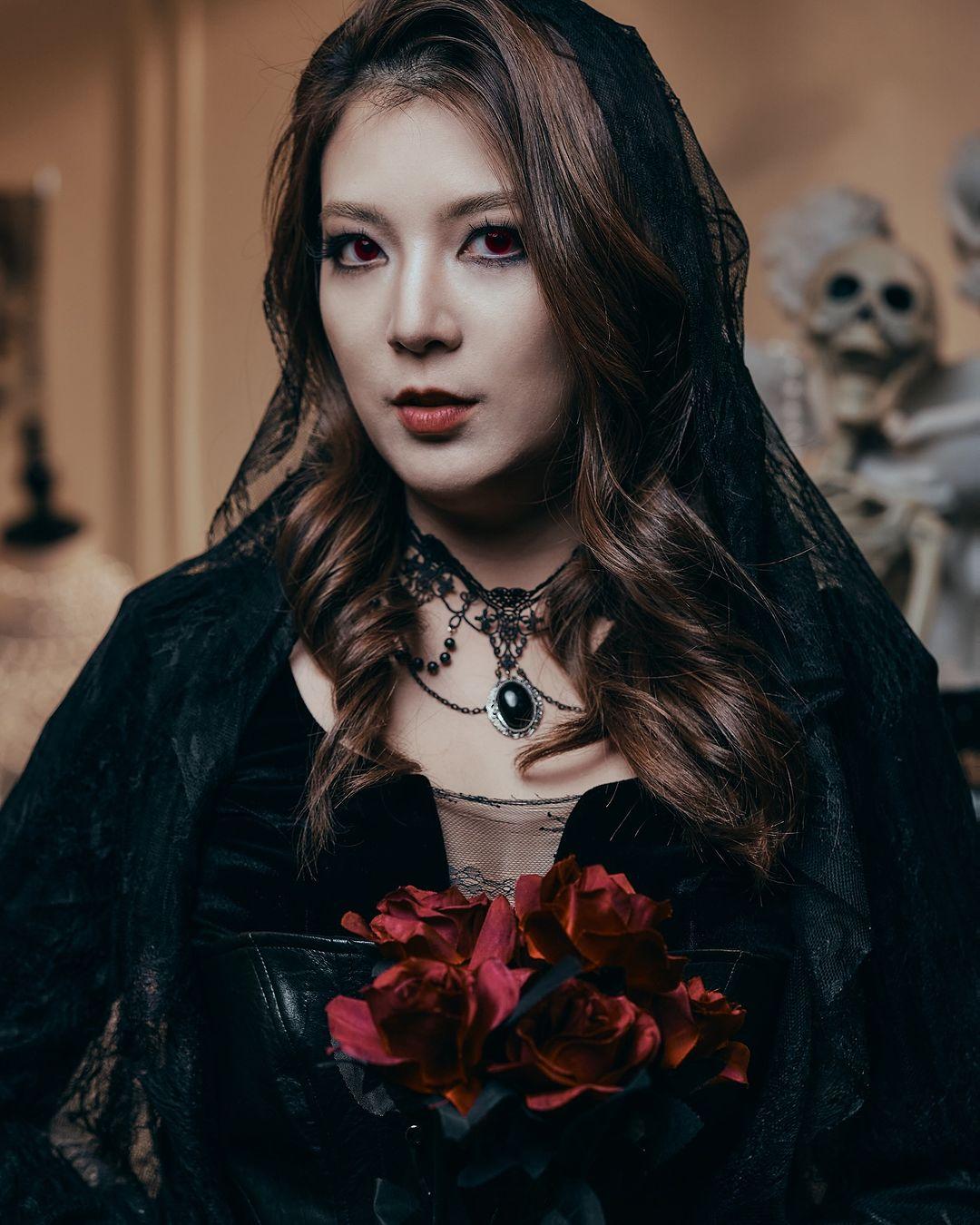 陳展鵬、單文柔及囡囡小豬比一齊化身吸血鬼。