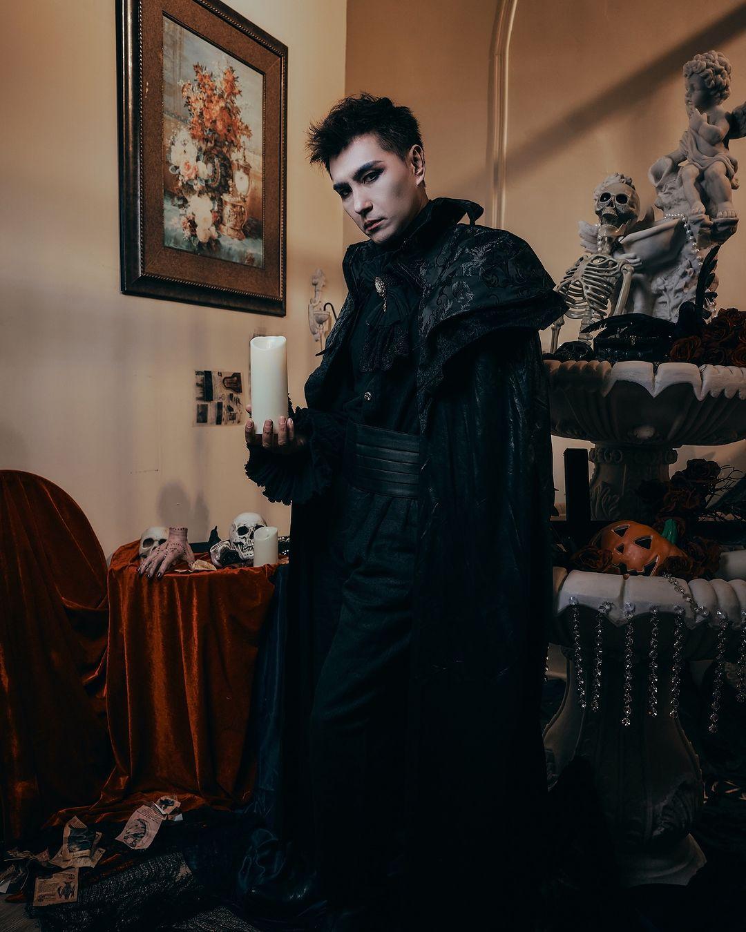 陳展鵬、單文柔及囡囡小豬比一齊化身吸血鬼。