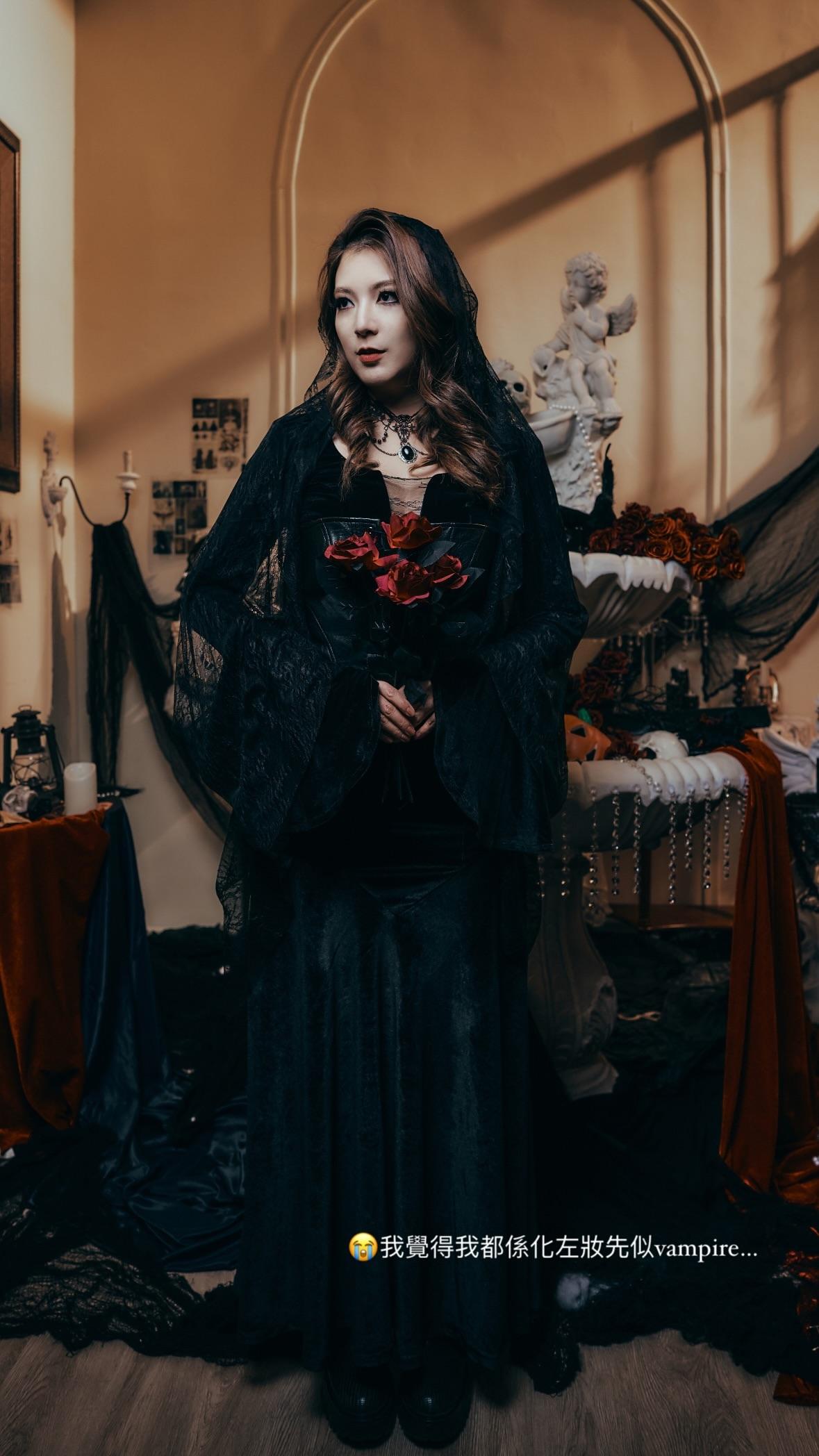 陳展鵬、單文柔及囡囡小豬比一齊化身吸血鬼。