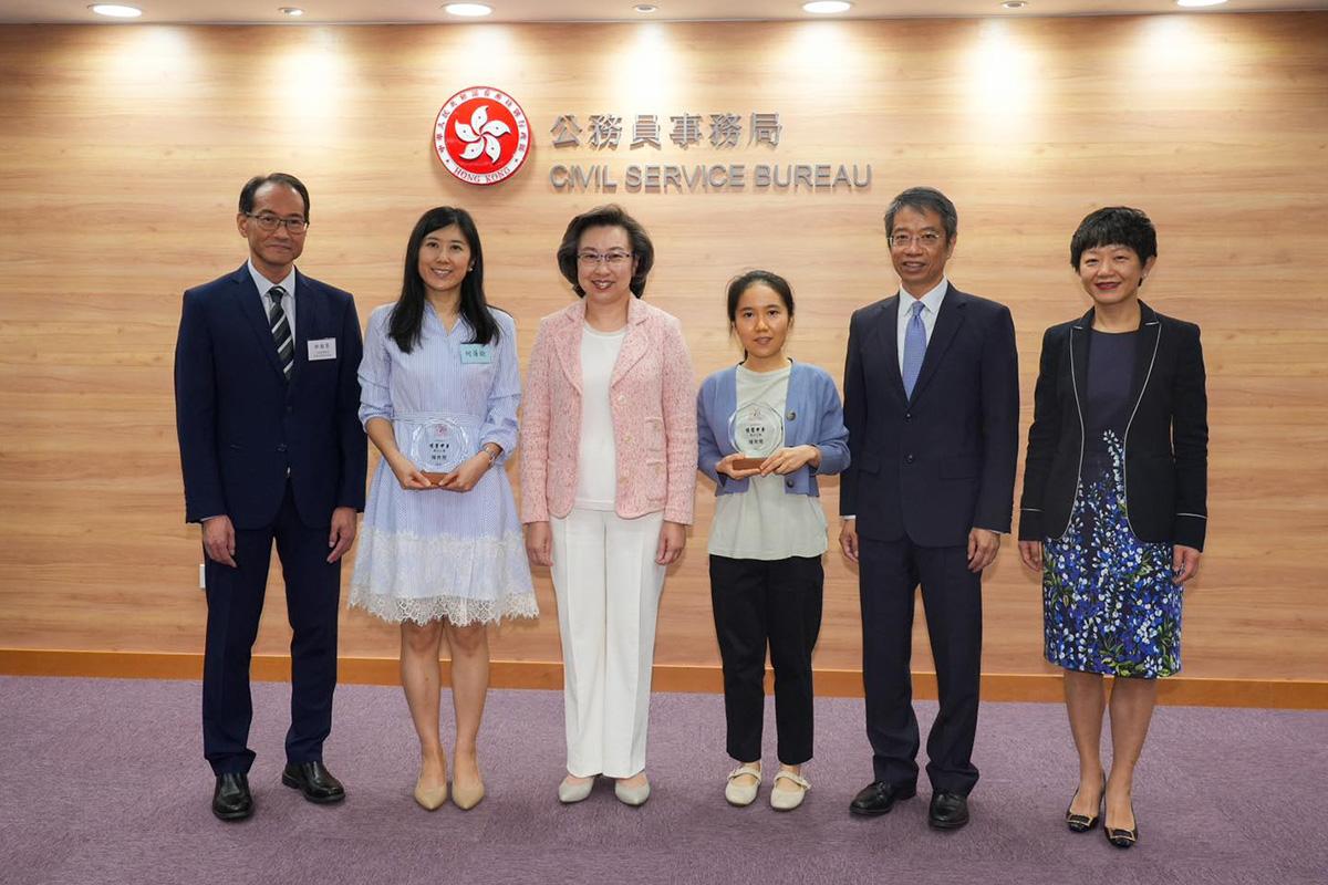 兩名優異獎得主(左二、右三)與楊何蓓茵(左三)等合照。(楊何蓓茵FB)