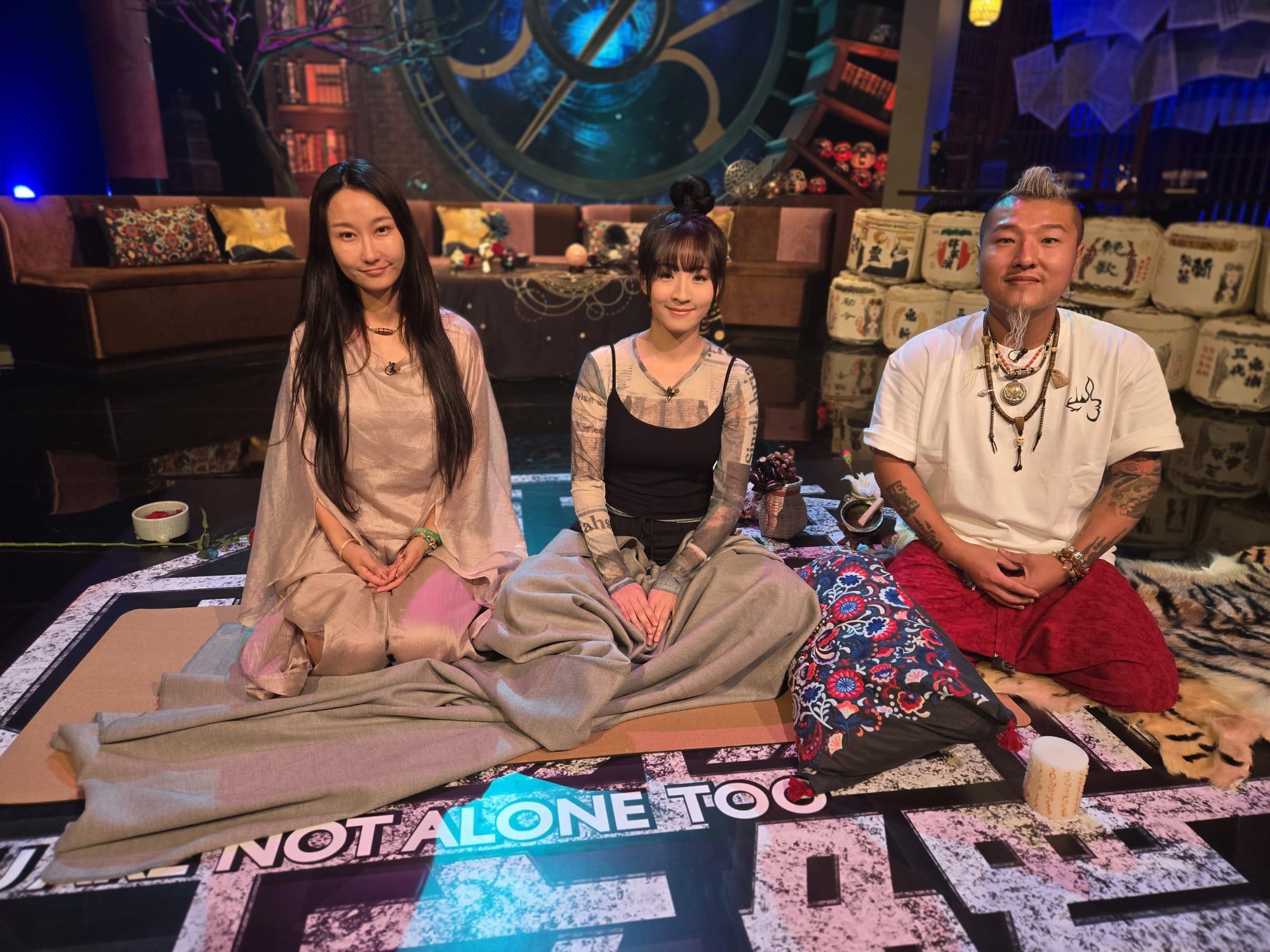 Depp師傅跟太太為「紅衣女鬼」彭翔翎進行薩滿儀式。