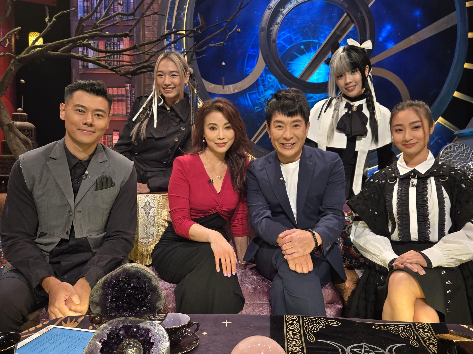 陳雅倫跟(前排左起)Darren、梁思浩、Jojo及(後排左起)黑無常湯之欣、白無常黃瀅仴合照。