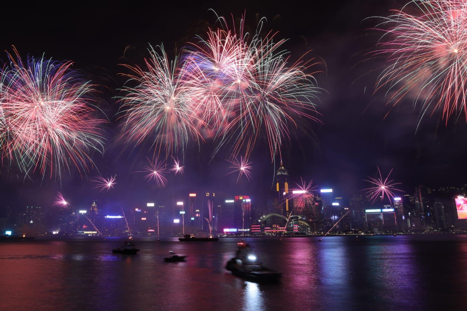 煙花匯演晚上上演。(吳康琦攝)