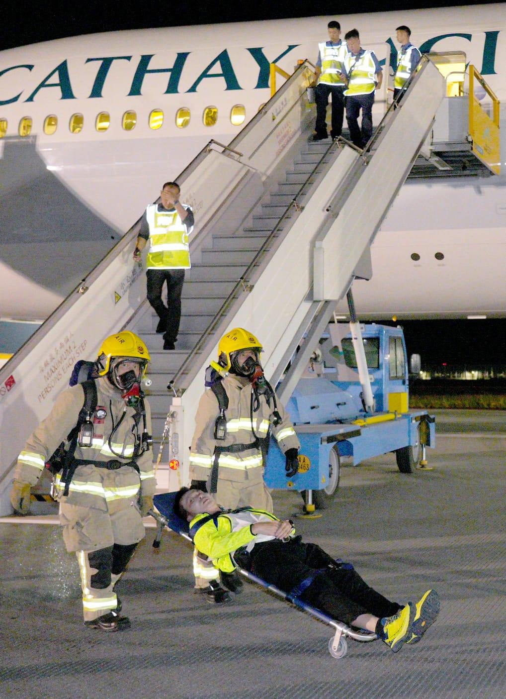 機場三條跑道計劃本年底前將全面投入運作,政府多個部門聯同公立醫院等機構超過1000名人員,首次在重新配置的中跑道,進行飛機事故及救援演習。