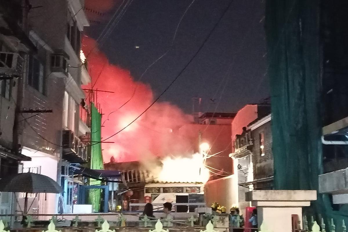 元朗舊墟大王古廟起火。(網民Honleung Tang@FB群組「元朗鄉約」)