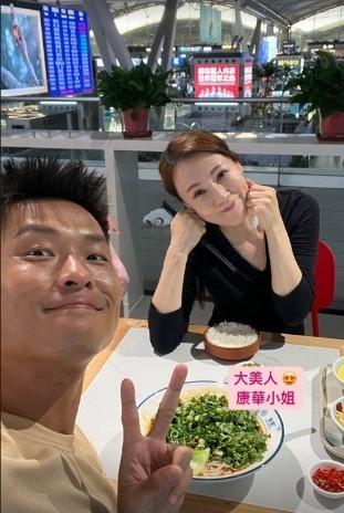 奶仔早前上載同康華撐枱腳嘅相,網民見到無濾鏡下嘅康華仲係咁靚,紛紛留言大讚美魔女。